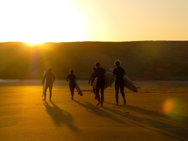 apunto de surfear